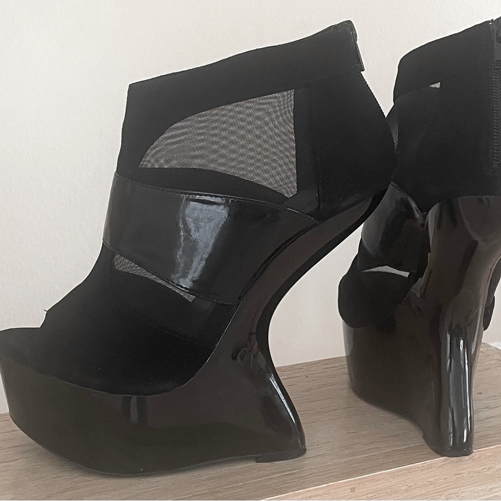 Women’s Chinese laundry suede & patent leather  like new shoes